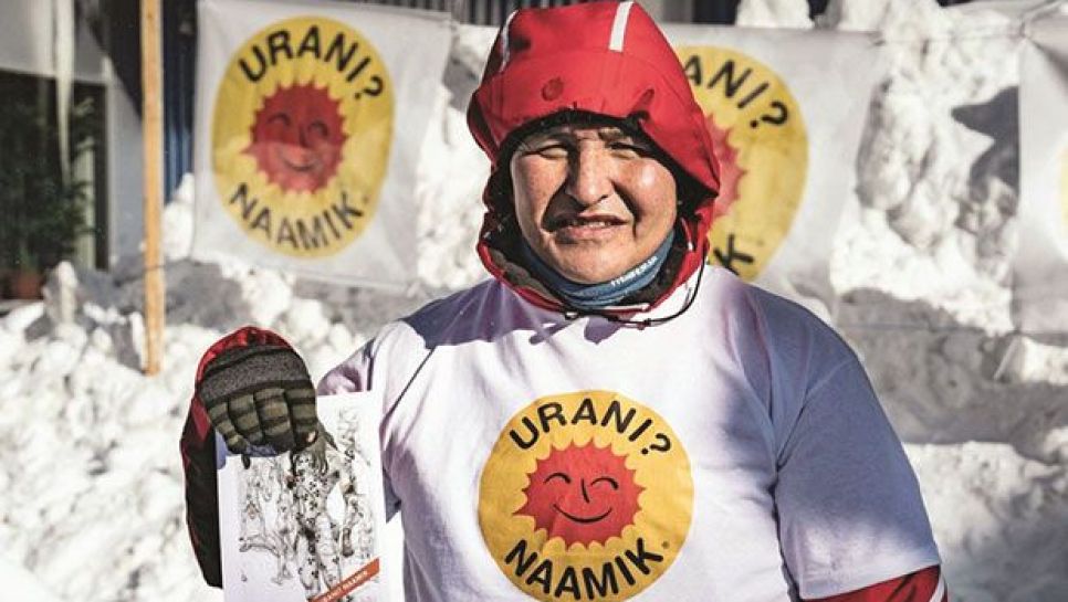 “Urani Naamik”, “Uranium, non merci” : distribution de tracts à Nuuk, 3 avril 2021. © D.R.