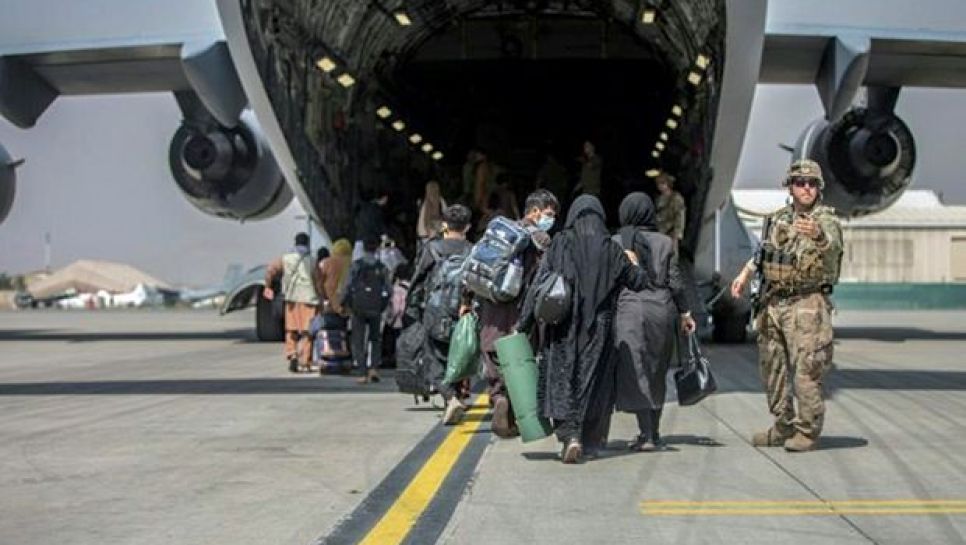 Des Afghans embarquant à bord d'un Boeing C-17 de l'US Air Force, le 23 août 2021 à l'aéroport de Kaboul. © D. R.