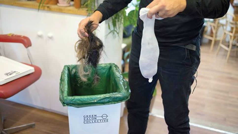 collecte des cheveux dans un salon de coiffure à Londres. © D.R