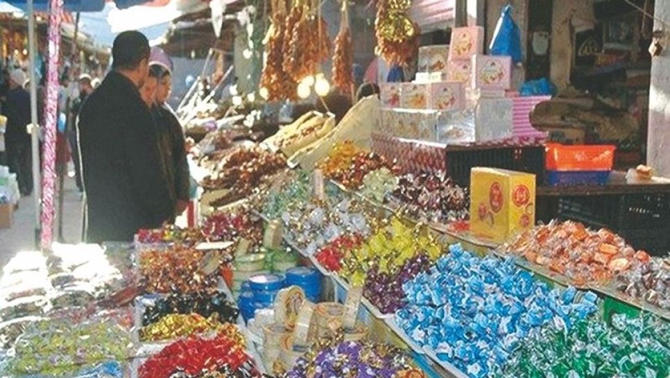à la veille de la fête de Yennayer, les étals regorgent de friandises, de dattes, de figues... © D.R