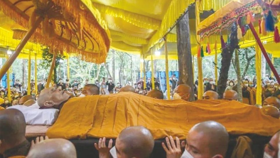 Des moines bouddhistes portent le corps de Thich Nhat Hanh lors de ses funérailles, le 23 janvier 2022 à Hue, au Vietnam. © D.R