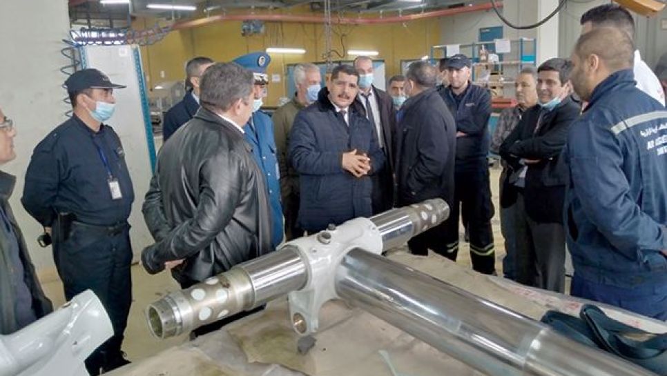 Le ministre des Transports, Aïssa Bekkaï, accompagné du DG par intérim d'Air Algérie, en visite à la base de maintenance de la compagnie à l'aéroport Houari-Boumediene. © D. R.