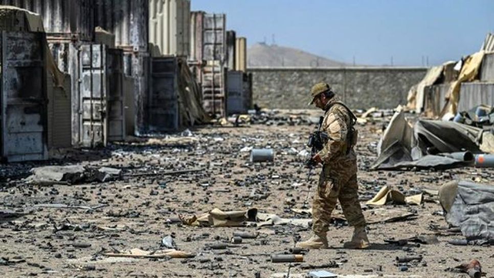 Un membre de la "Badri 313", unité d'élite des talibans, parmi les débris de lex-base de la CIA près de Kaboul, le 6 sep. 2021 © D. R.