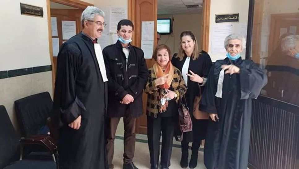 Sofiane Oumellal (2e à partir de la gauche), P/APC d’Afir, en compagnie de ses avocats. © D. R.