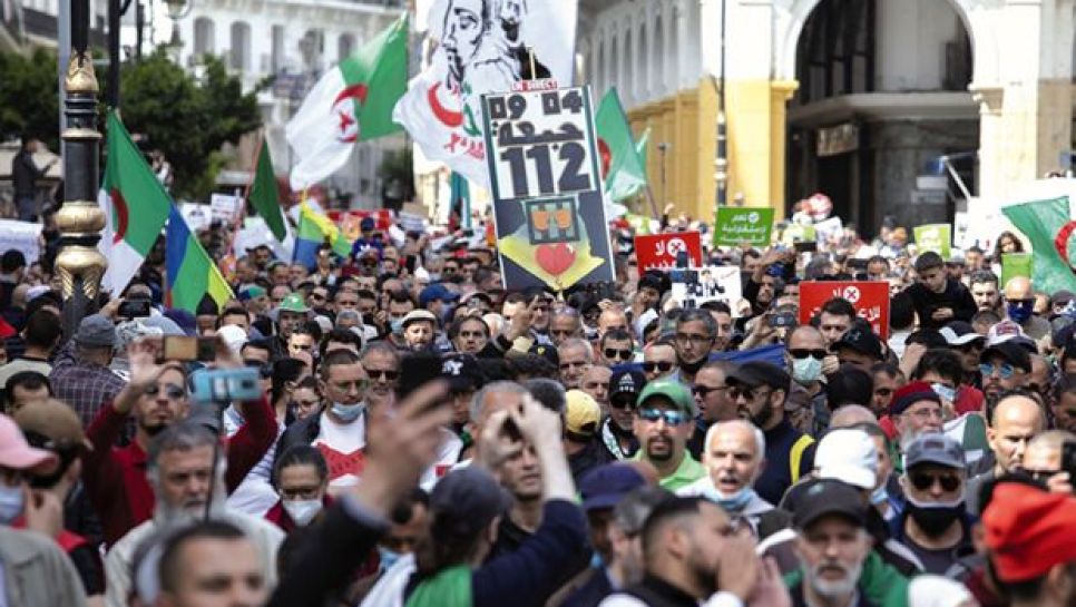 Les hirakistes étaient nombreux à battre le pavé hier à Alger. © Louiza Ammi/Liberté