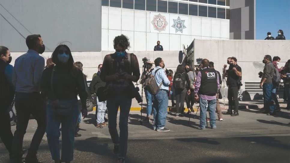 Des journalistes se rassemblent le 24 janvier 2022 devant le siège de la police de Tijuana, au Mexique, pour protester contre l’assassinat de leurs collègues. © D.R