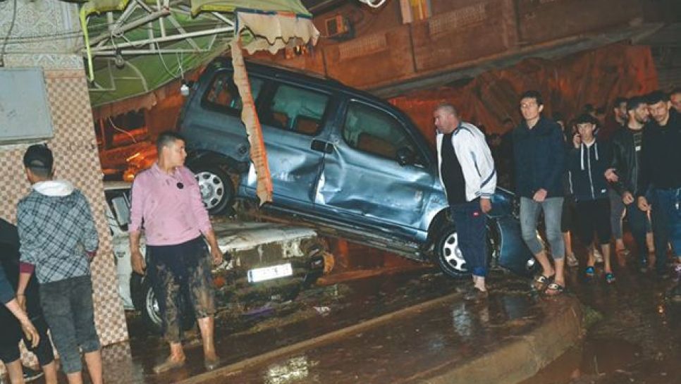 Des véhicules endommagés par les crues de l’oued Boukeraa. © D. R.