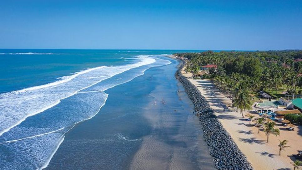 La magnifique plage de Kololi, dans la région touristique de Serrekunda, en Gambie. © D. R.