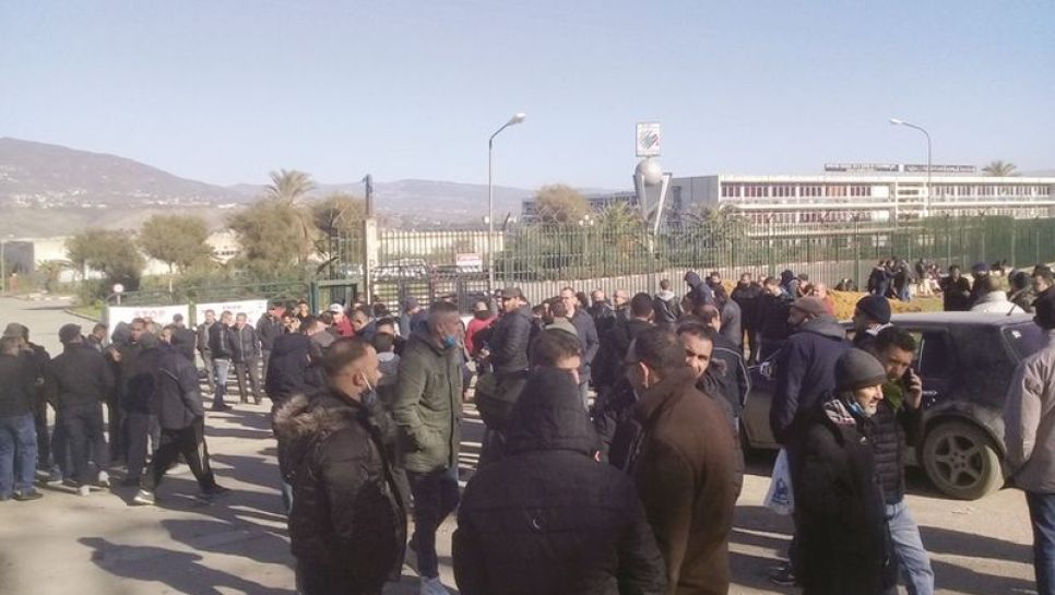 Les travailleurs de l’Eniem rassemblés, hier, devant l’entrée du site de production à Oued Aïssi. © Liberté