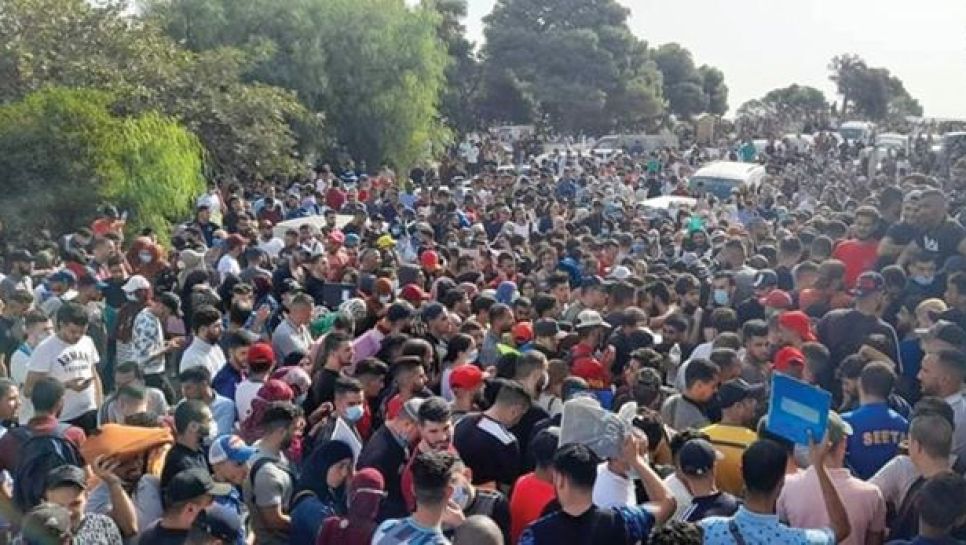 Plusieurs centaines de jeunes demandeurs d’emploi devant le siège de l’Anem de Bethioua (Oran). © D. R.