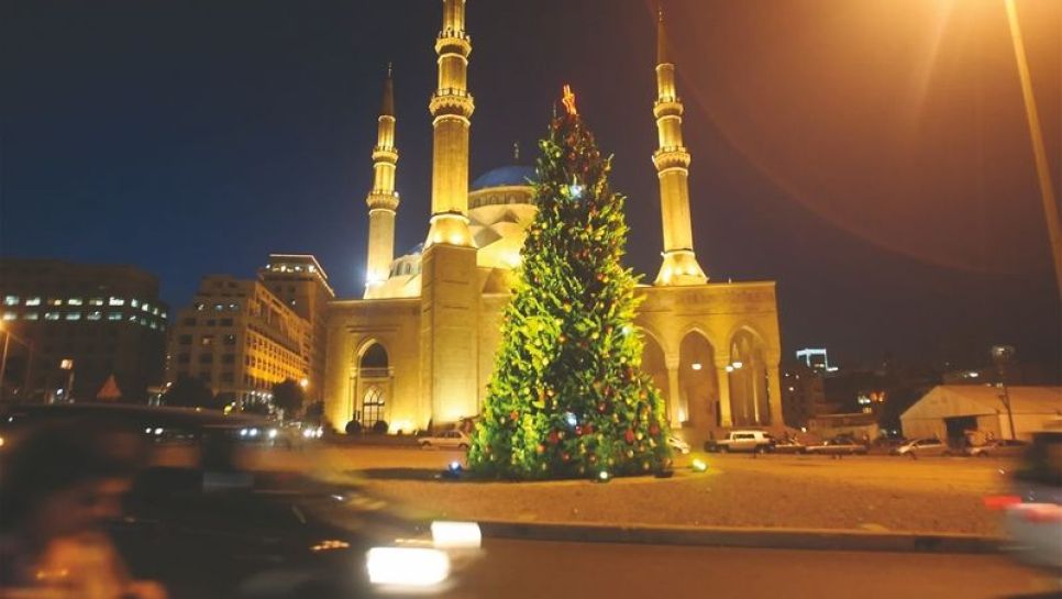 Un sapin de Noël devant une mosquée de Beyrouth, le 15 décembre 2021.. © D.R