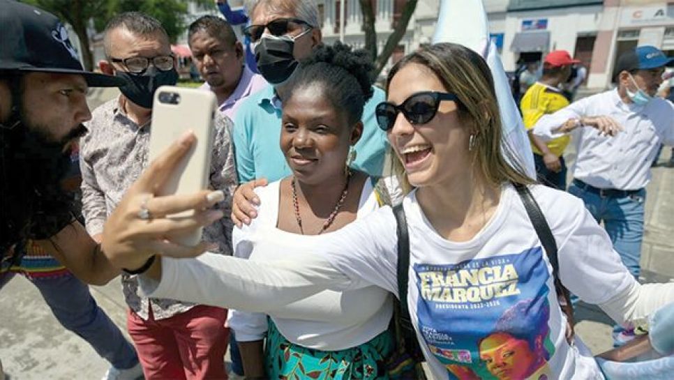 La candidate à la présidentielle du parti Polo Democrático, Francia Marquez, pose pour un selfie à Tuluá, le 22 février 2022. © D. R.