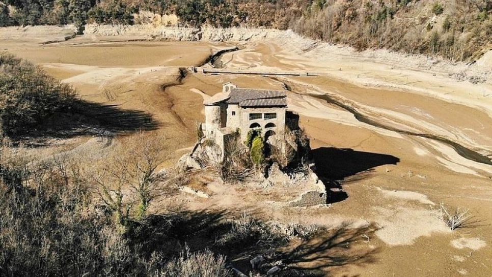 Le monastère de San Salvador de la Vedella est accessible à pied alors qu'il était acessible en bateau uniquement auparavant, le 10 février 2022 à Cercs, en Espagne.© D.R