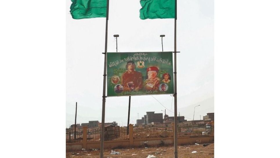 L’étendard de la «révolution verte» de Kadhafi, flotte toujours sur la ville. © D.R