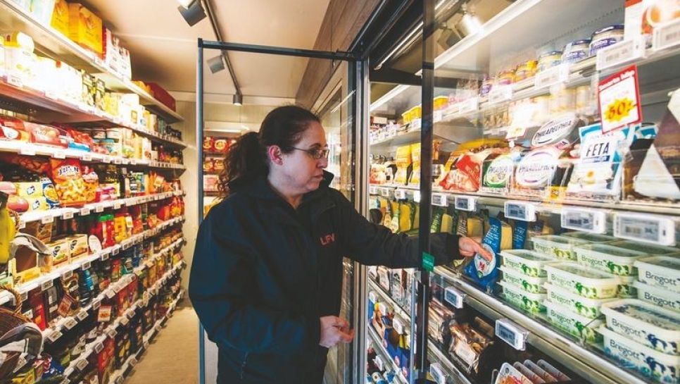 La gérante du magasin Domenica Gerlach du supermarché Lifvs à Veckholm, à 80 kilomètres de Stockholm. © D.R