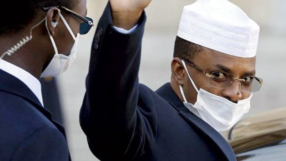 Le président de transition Mahamat Idriss Deby Itno fait signe de la main alors qu'il quitte l'Élysée, le 12 novembre 2021. © D. R.