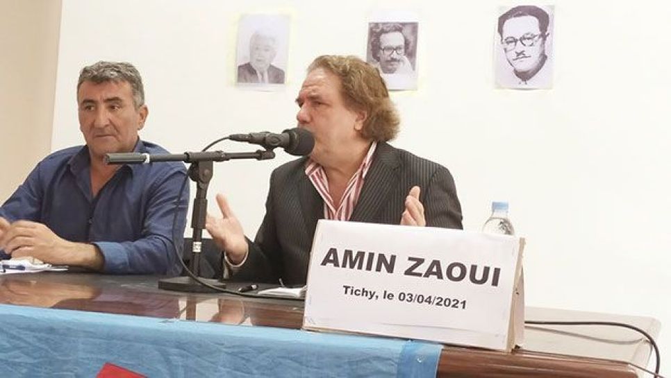 Amin Zaoui, lors de sa rencontre au café littéraire de Tichy. © Liberté