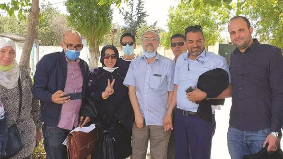 Le professeur Jamal Mimouni (au milieu) à sa sortie de prison. © Liberté
