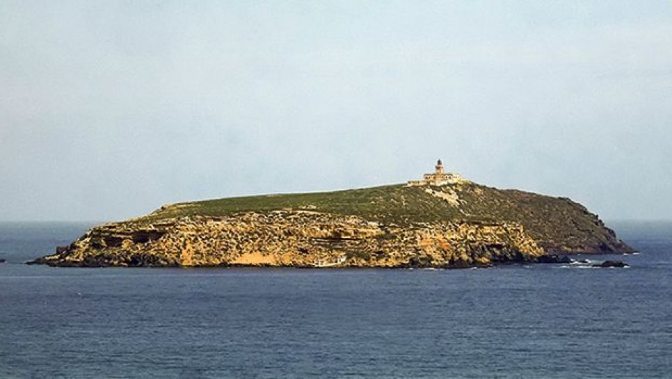 L’île de Rachgoun et son phare, édifié en 1870. © D. R.