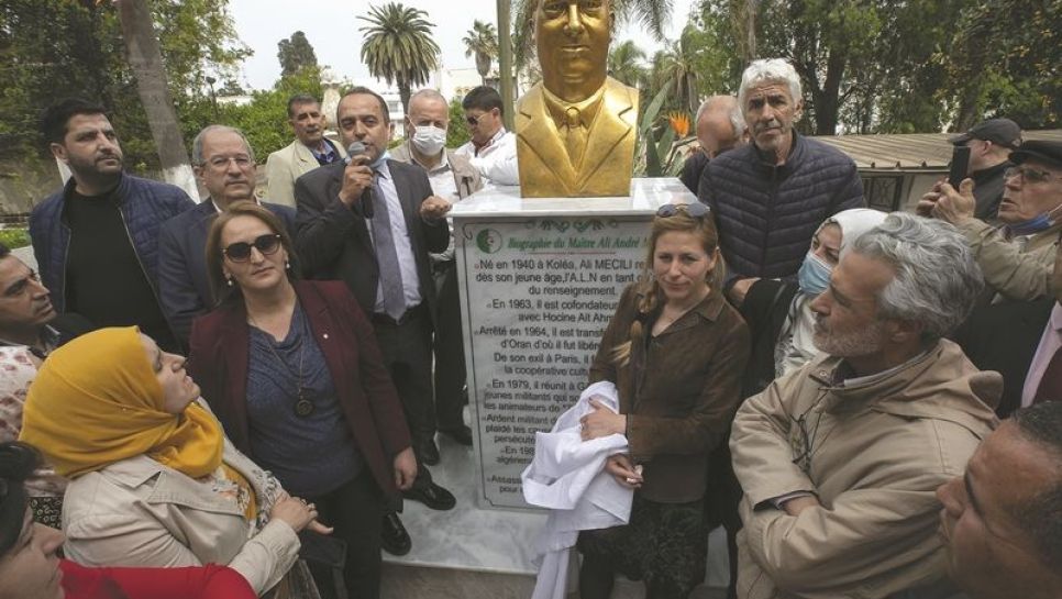 Un buste à l’effigie d’Ali Mécili dévoilé hier au siège du FFS. © Louiza Ammi/Liberté