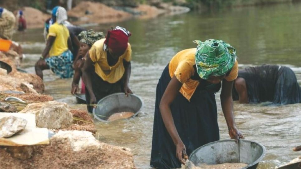 Des femmes tamisent la rivière Lukushi, à Manono, le 17 février 2022. © D.R