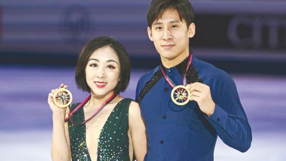 Wenjing Sui et Cong Han posent avec des médailles d'or à Turin, le 6 décembre 2019. © D.R