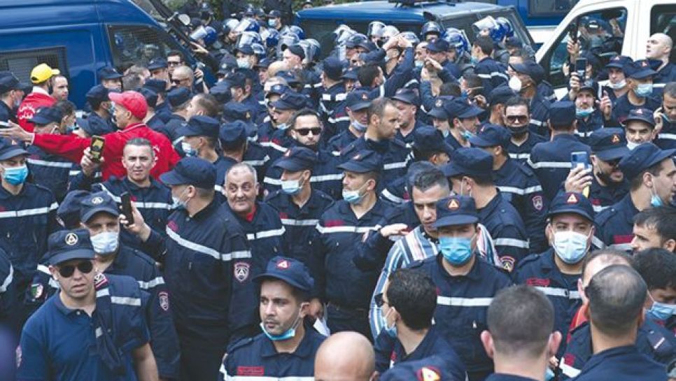 Les agents de la Protection civile lors de leur rassemblement, hier, à Alger. © Louiza Ammi/Liberté