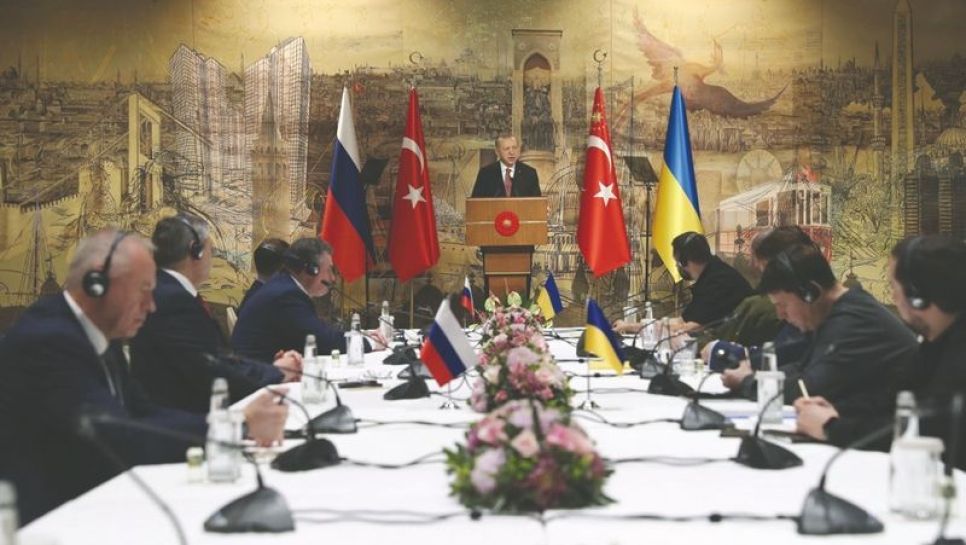 Le président turc Erdogan prononce un discours pour accueillir les délégations russe et ukrainienne, le 29 mars à Istanbul. © D.R
