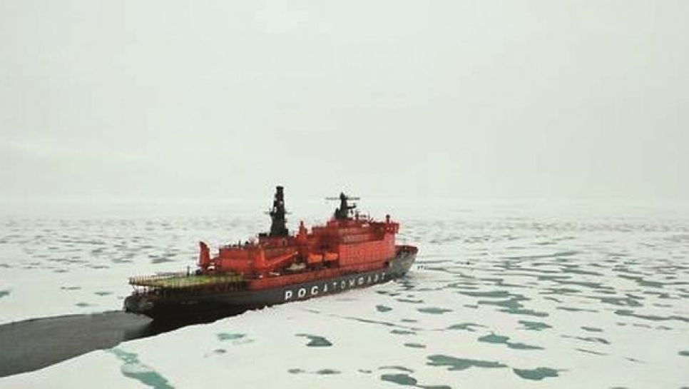 Un brise-glace dans l’Arctique. © D.R