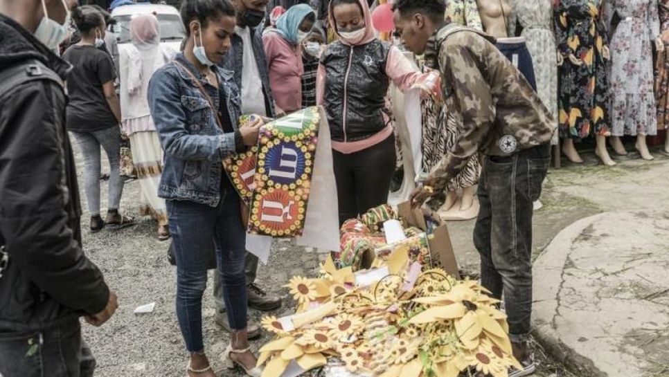 Achat des décorations de Nouvel an dans le quartier de Shola d'Addis Abeba, le 8 septembre 2021. © D.R