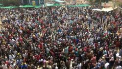 Manifestations des Soudanais en avril 2019 devant le QG de l'armée à Khartoum. © D. R.