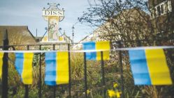 Des drapeaux ukrainiens à Diss, dans l'est de l'Angleterre, le 22 mars 2022. © D.R
