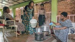 Yaelle (d) et Léa (g), épouses du pasteur Zagabe, et leurs belles-filles, à Bukavu le 20 mars 2022. © D. R.