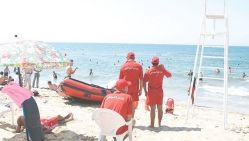 Des agents de la protection civile veillant au grain. © D.R