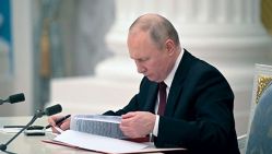 Vladimir Poutine signe des documents, dont un décret reconnaissant l'indépendance de deux régions séparatistes de l'est de l'Ukraine. © D. R.