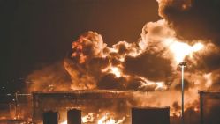 De la fumée et des flammes s'élèvent d'une installation pétrolière Saudi Aramco dans la ville côtière de Djeddah, en Arabie saoudite, le 25 mars 2022. © D.R