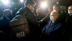 Le ministre des Affaires étrangères, Ramtane Lamamra, accueillant les étudiants algériens rapatriés en raison de la guerre d’Ukraine. © D. R.