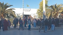 Le siège de l’Anem de Bordj Bou-Arréridj pris d’assaut par une grande foule de demandeurs de l’allocation chômage. © Liberté