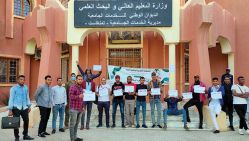Sit-in d’étudiants devant la direction des œuvres universitaires de la wilaya de Tamanrasset. © Liberté