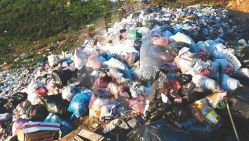 Les services de ramassage des ordures n’arrivent plus à faire face à la déferlante de déchets ménagers. © D.R