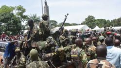 Les Forces spéciales guinéennes devant le Palais du Peuple à Conakry, le 6 septembre 2021. © D. R.