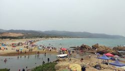 L’absence d’un dispositif estival officiel n’a pas dissuadé les estivants d’investir la plage d’Oued Z’hor, l’été dernier. © D. R.