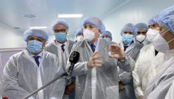 Le Premier ministre, Aïmene Benabderrahmane, hier, au lancement des premières doses du vaccin Sinovac à l’unité Saidal de Constantine. © D. R.