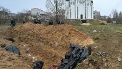 La découverte d'un grand nombre de cadavres de civils enterrés dans une fosse commune à Boutcha, près de Kiev. © D. R.