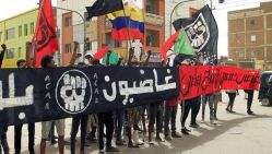 Les manifestants défilent avec une grande banderole appelant à un régime civil à Khartoum, le 20 février 2022. © D. R.