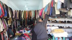 Les articles d’habillement de seconde main occupent de larges espaces au marché hebdomadaire. © D. R.