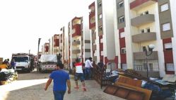  Des camions mobilisés par l’APC de Bir El-Djir (Oran), pour procéder au déménagement des bénéficiaires du relogement. © D.R