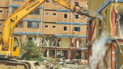Des bulldozers et des pelles mécaniques s’activent au milieu de la poussière dégagée par les travaux. © D.R