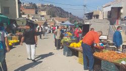 Le marché prend place en plein cœur du chef-lieu de daïra, sans aucun aménagement urbain. © D.R