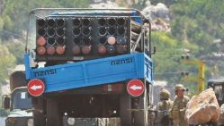 Des soldats libanais se tiennent à côté d'un camion transportant un lance-roquettes confisqué dans le sud du pays. © D.R.